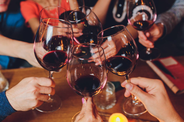 Glasses of red wine. The concept of party and celebration. - Foto, Imagen