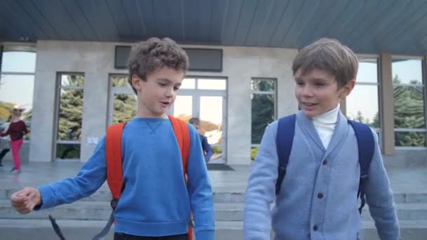 Lindos colegiales hablando mientras caminan desde la escuela
 - Imágenes, Vídeo