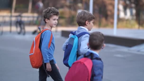 Estudantes do ensino primário caminhando para a escola
 - Filmagem, Vídeo