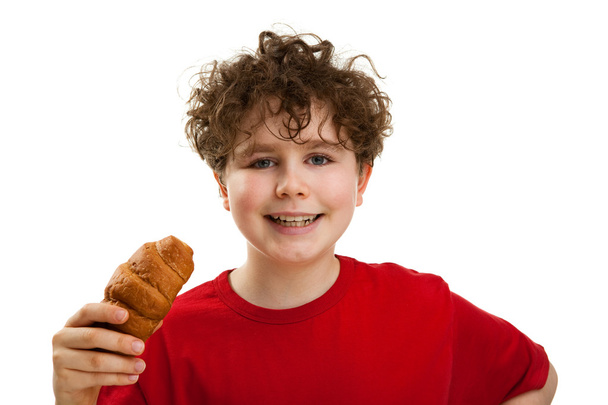 glücklicher Junge mit Croissant - Foto, Bild