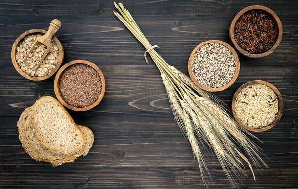 Різні натуральні органічні зернові та цільні зерна в дерев'яній б
 - Фото, зображення