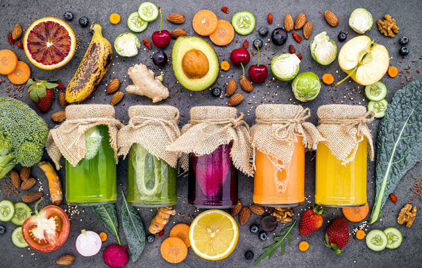 Színes, egészséges turmixok és gyümölcslevek friss trós palackokban - Fotó, kép