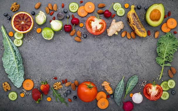Varias frutas y verduras para batidos saludables en la oscuridad sto
 - Foto, imagen