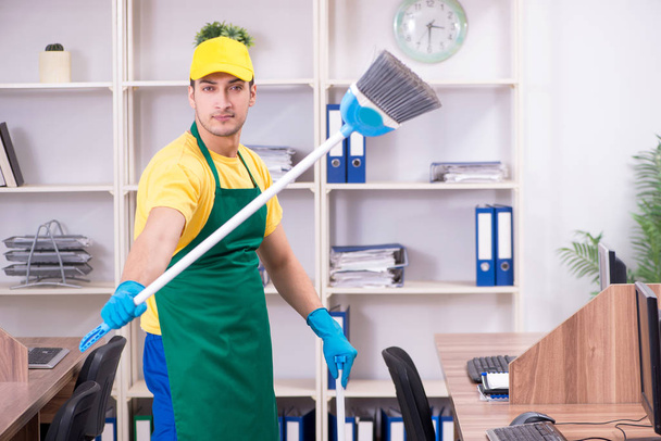 Jeune entrepreneur qui nettoie le bureau - Photo, image
