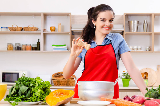 молода жінка з овочами на кухні
 - Фото, зображення