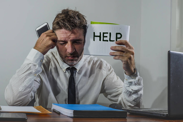 corporate business worker in stress - young attractive stressed and desperate businessman holding help sign overworked and overwhelmed working at office computer desk frustrated - Foto, imagen