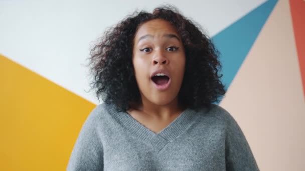 Boldog afro-amerikai hölgy néz kamera kifejező izgalom és öröm - Felvétel, videó
