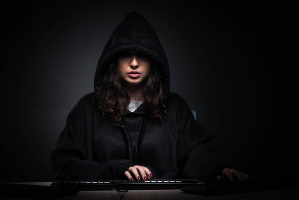 Femmina hacker hacking firewall di sicurezza in ritardo in ufficio - Foto, immagini
