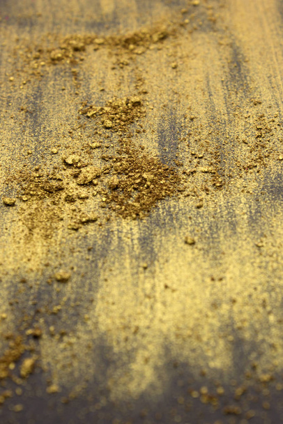 Dies ist eine Fotografie eines Goldpuder-Lidschatten isoliert auf schwarzem Hintergrund - Foto, Bild