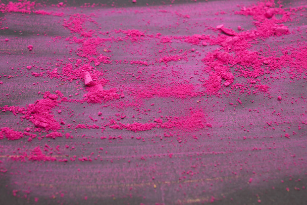 Questa è una fotografia di un ombretto rosa in polvere isolato su uno sfondo nero
 - Foto, immagini