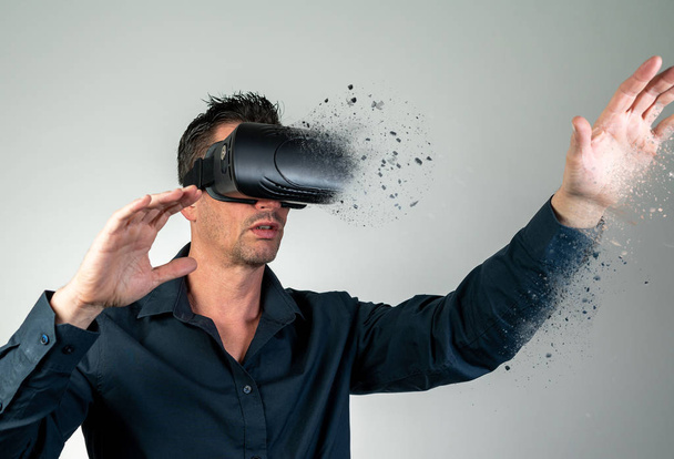 Homme utilisant la réalité virtuelle
 - Photo, image
