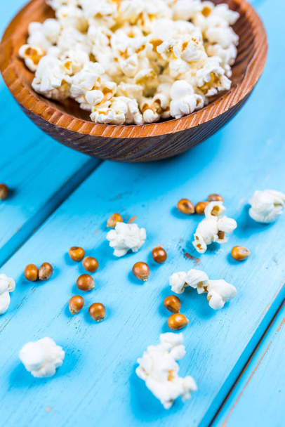 Popcorn in der Holzschale - Foto, Bild