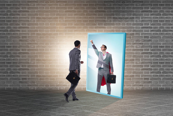 Homme d'affaires se voyant dans le miroir comme super-héros - Photo, image