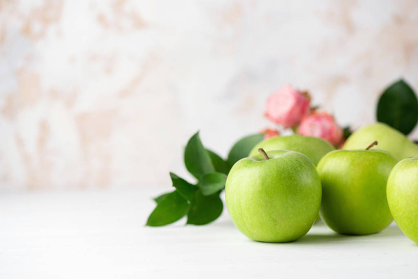 Green apples with green leaf and flowers - Φωτογραφία, εικόνα
