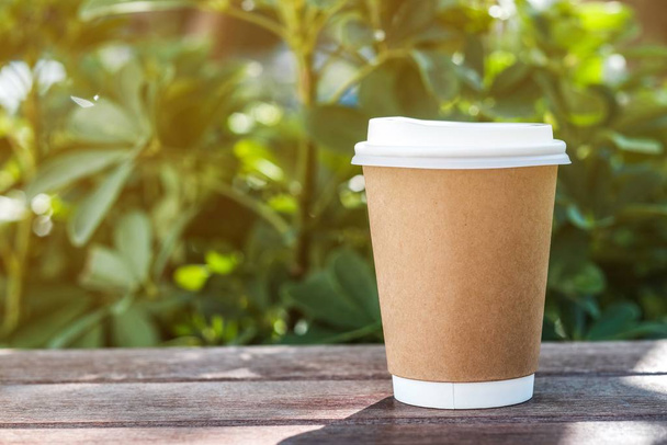 Recycle paper coffee cup in garden coffee cafe  - Zdjęcie, obraz