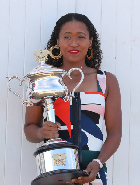 MELBOURNE, AUSTRALIA - JANUARY 27, 2019: 2 times Grand Slam Champion Naomi Osaka of Japan posing with Australian Open trophy at Brighton Beach in Melbourne after her victory at 2019 Australian Open - Foto, afbeelding