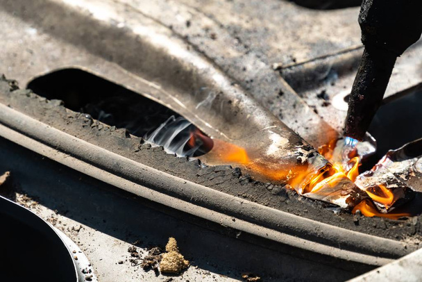 Oxy-Fuel Torcia di taglio per il taglio di auto per il riciclaggio dei metalli
 - Foto, immagini