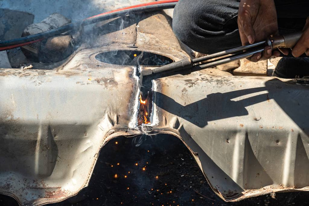Oxy-Fuel Snijbrander voor het snijden van auto voor metalen recycling - Foto, afbeelding