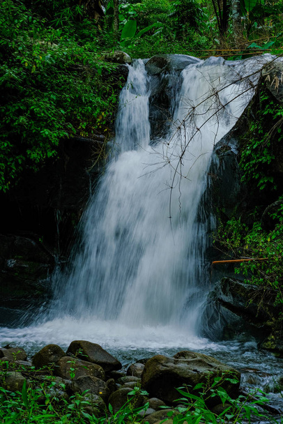 Cachoeiras no Parque Nacional Phu Soi Dao, Tailândia
 - Foto, Imagem