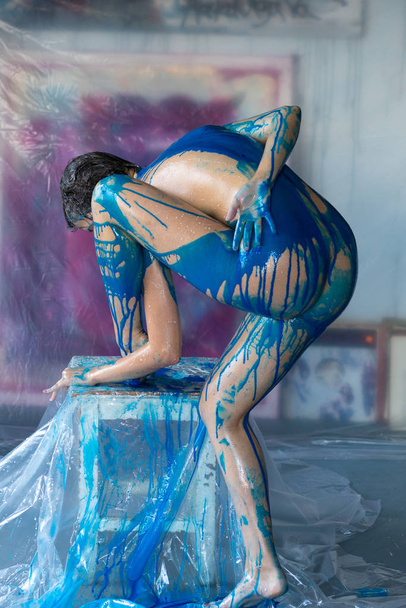 girl painted in blue paint - Foto, Imagen