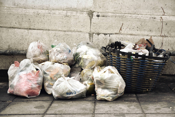 Bolsas de basura de la basura de comida húmeda doméstica, Problema de gestión de la separación de residuos en lo urbano, Montón de basura en la calle peatonal de la ciudad
. - Foto, imagen