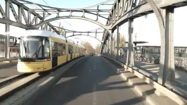 Žlutá berlínská tramvaj. Německo 2020. městská doprava - Záběry, video