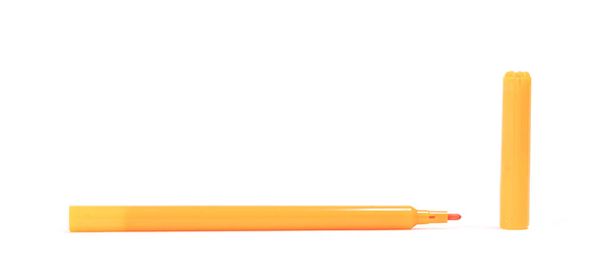 Turuncu keçeli kalem izole edildi - Fotoğraf, Görsel