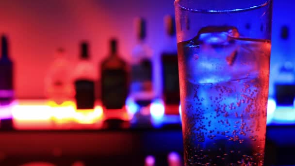 Un verre bouteille d'eau gazeuse avec lumière au néon
 - Séquence, vidéo
