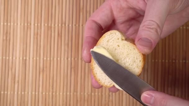 nůž namazat máslo na chleba zblízka - Záběry, video