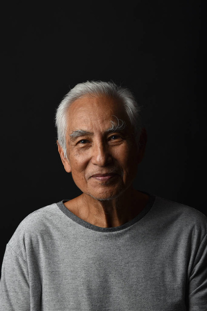 Vieil homme asiatique âgé, personnes âgées confiantes et souriantes sur fond noir, concept de citoyen retraité heureux
. - Photo, image