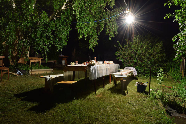 Ночной двор в свете лампы
 - Фото, изображение