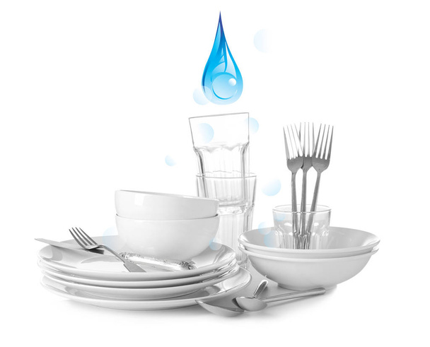 Set di stoviglie pulite e goccia di liquido per piatti su sfondo bianco
 - Foto, immagini