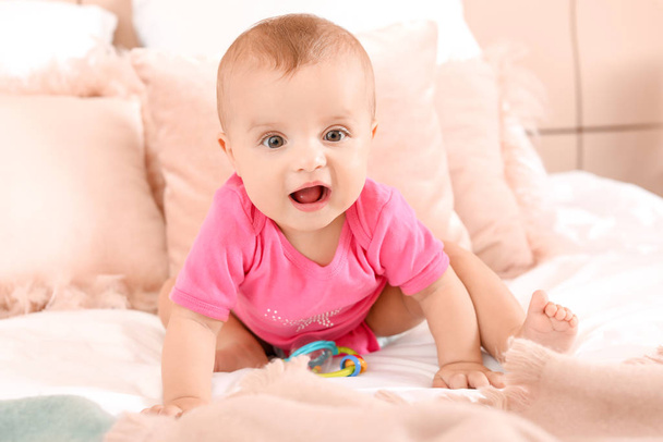 Retrato de lindo bebé en la cama en casa
 - Foto, Imagen