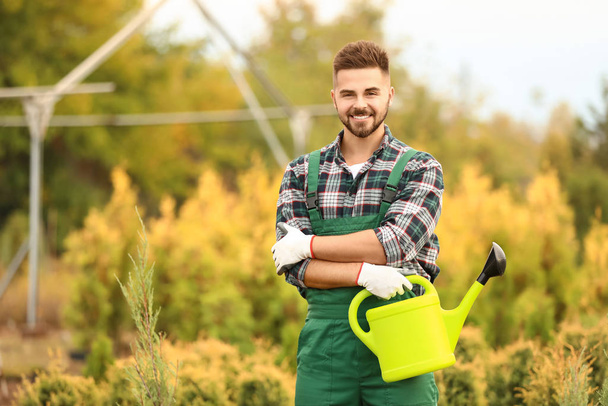 Portrait de beau jardinier masculin à l'extérieur
 - Photo, image