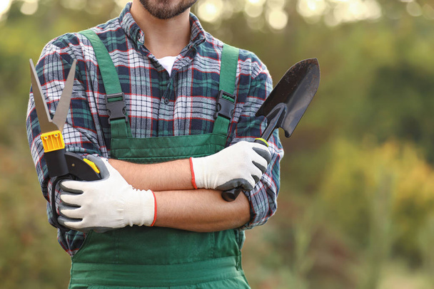 Jardinier masculin avec des outils à l'extérieur
 - Photo, image