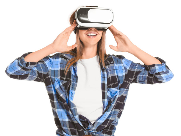 Молода жінка з окулярами віртуальної реальності на білому тлі
 - Фото, зображення