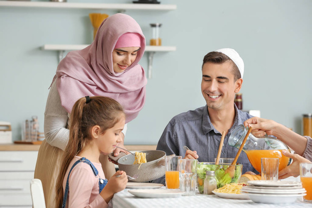 Мусульманская семья ужинает дома
 - Фото, изображение