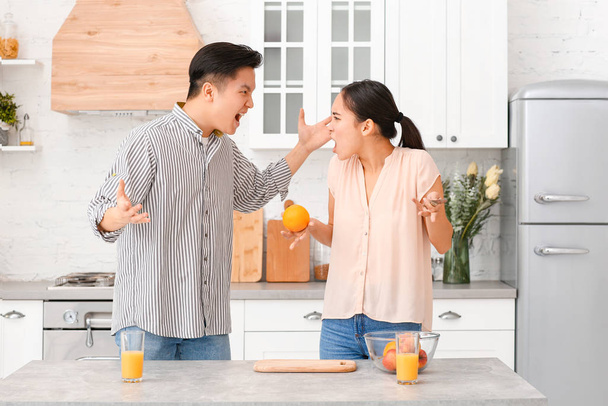 Μαλώνουν ασιατικό ζευγάρι στην κουζίνα - Φωτογραφία, εικόνα