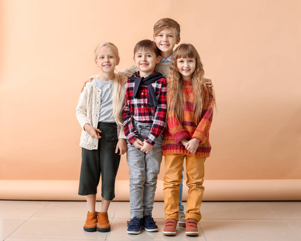 Cute małe dzieci w jesiennych ubraniach w pobliżu ściany kolor - Zdjęcie, obraz