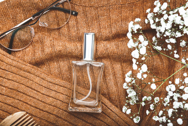 Lahvička parfému s brýlemi na pleteném svetru - Fotografie, Obrázek
