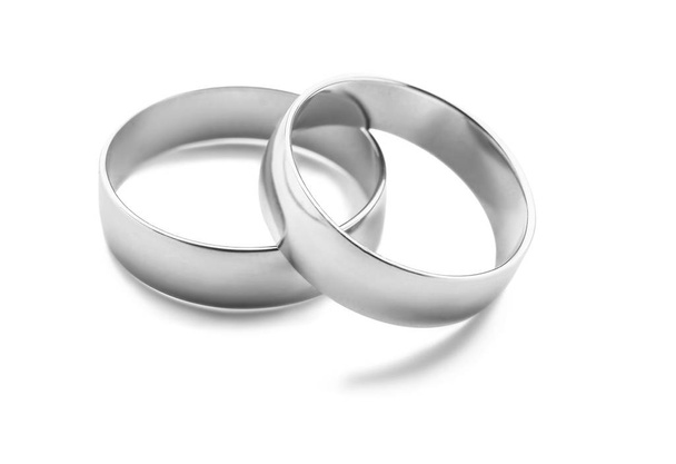 Par de alianças de casamento no fundo branco
 - Foto, Imagem