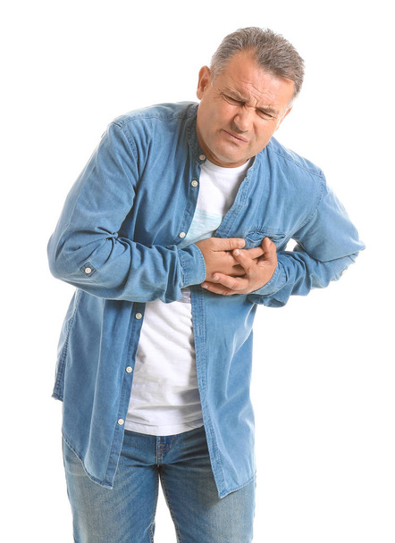 Homem maduro que sofre de ataque cardíaco no fundo branco
 - Foto, Imagem