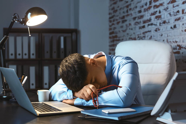 Asijský muž spící v kanceláři pozdě v noci - Fotografie, Obrázek