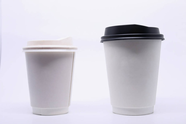 взяти чашку для гарячого кавового напою на білому тлі
 - Фото, зображення