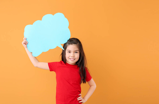 Cute little girl with blank speech bubble on color background - Foto, afbeelding