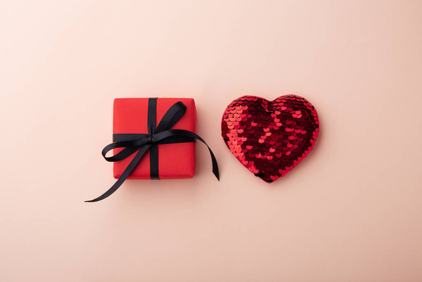 Red gift box and glitter heart, top view - Fotoğraf, Görsel