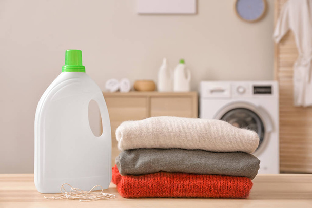 saubere Wäsche und Spülmittel auf dem Tisch im Badezimmer - Foto, Bild