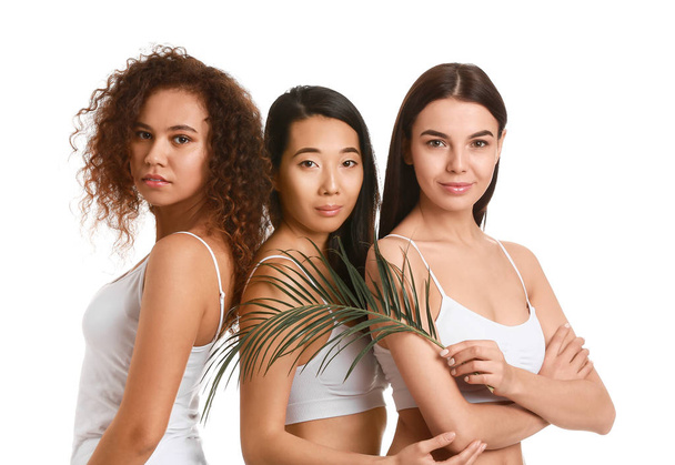 Belas mulheres jovens com pele saudável no fundo branco
 - Foto, Imagem