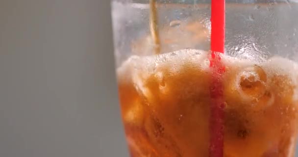 Κοντινό πλάνο ρίχνει καφέ νερό cola στο γυαλί επιλέξτε εστίαση ρηχό βάθος πεδίου - Πλάνα, βίντεο