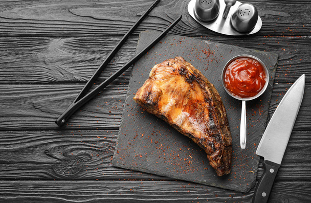Мясо с вкусным соусом барбекю на столе
 - Фото, изображение